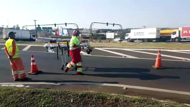 Acidente é registrado entre caminhão, carro e moto no Trevo Cataratas