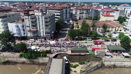 Terme'de köprünün bağlantı noktası çöktü... O anlar havadan görüntülendi