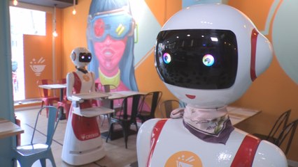 Los robots llegan al restaurante: Mulán pide paso y llama "cariño" al cliente