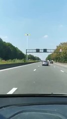 Les lumières allumées sur la E411 en pleine journée