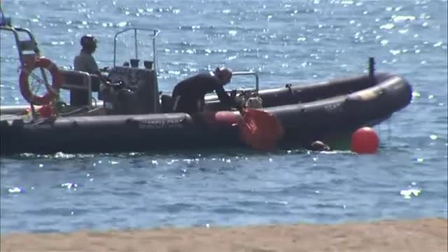 Los GEAS reflotan la bomba hallada en la playa de Barcelona y se preparan para detonarla