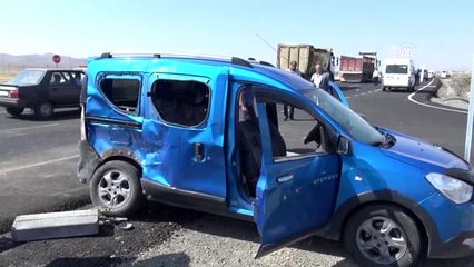 Otomobille süt toplama aracı çarpıştı: 2 yaralı