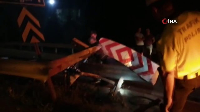 Keşan'da direksiyon hakimiyetini kaybeden alkollü sürücü bariyerlere ok gibi saplandı