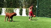 Leo Messi Show, dribbling e palleggi con il suo cane  | Notizie.it