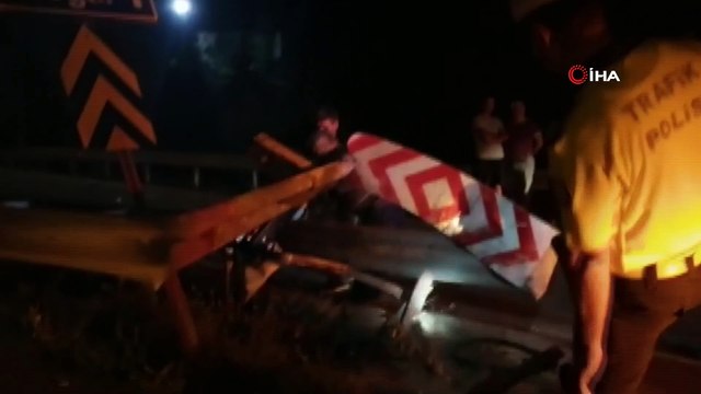 Keşan'da direksiyon hakimiyetini kaybeden alkollü sürücü bariyerlere ok gibi saplandı