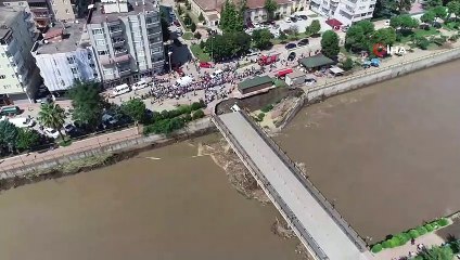 Çöken köprüyle birlikte suya düştüler... Samsun'da dehşete düşüren görüntüler kamerada