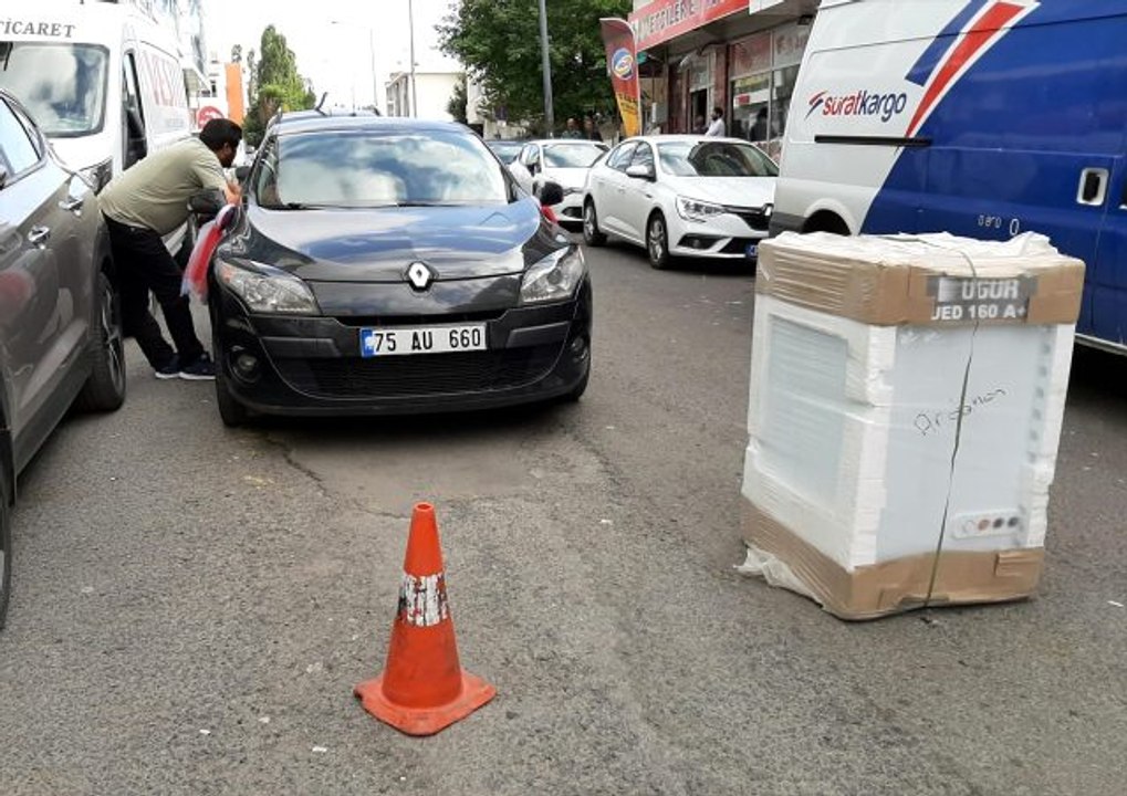 Bahşiş almak için çamaşır makinesi ile düğün konvoyunun önünü kesti
