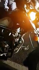 Motociclista totalmente embriagado é encontrado em plena estrada a dormir em cima da... mota!