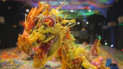 Un parque jurásico de juguetes desechados para concienciar contra el plástico