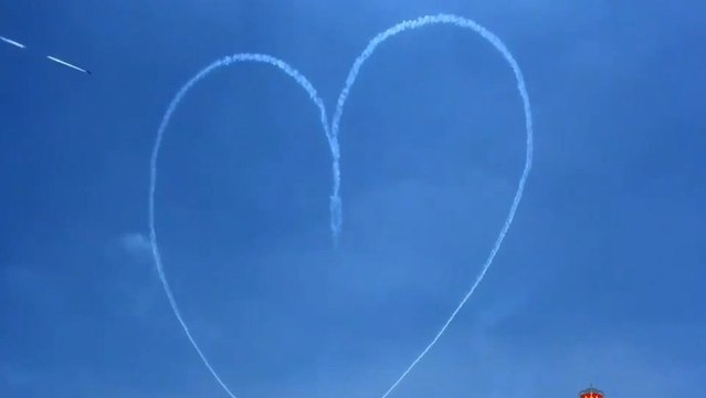Vídeo: así dibuja corazones en el aire la Patrulla Águila