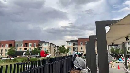 Incroyable : des dizaines de matelas s'envolent à cause du vent