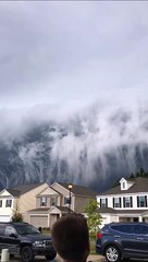Des nuages terrifiants façon "fin du monde" recouvrent une ville aux USA