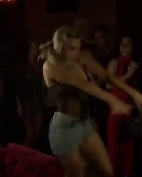 Elle pense être la meilleur danseuse de la boite... C'est pas gagné