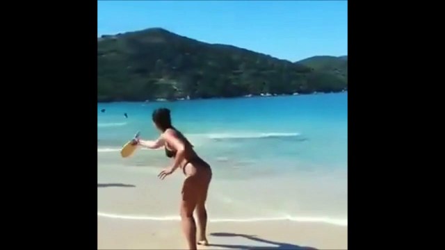 Sa femme n'est pas là alors il en profite pour regarder les filles sur la plage ! Enfin presque...
