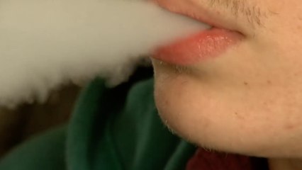 مواطنون يروون تجاربهم مع السجائر الإلكترونية بعد أول حالة وفاة بسببها