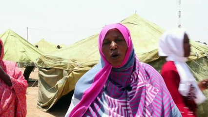 سودانيون يحاولون إنقاذ ما يمكن بعدما أغرقت مياه النيل قراهم