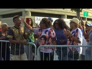 下载视频: Des centaines de fans réunis pour accueillir le corps d'Aretha Franklin au Wright Museum à Detroit