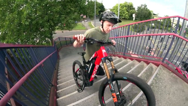 FULL SPEED GAPS AND BROKEN BIKES - URBAN MTB FREERIDE ( 720 X 1280 )
