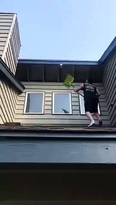 Pour éliminer un nid de guêpes, ce jeune monte sur le toit de sa maison !