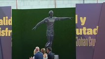 El Barcelona presenta la estatua dedicada a Johan Cruyff