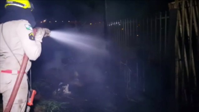 Incêndio ambiental se aproxima de residência no Pioneiros Catarinenses e Bombeiros são chamados