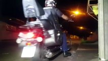 Grupo de motociclistas realiza ação para identificar postes com lâmpadas queimadas