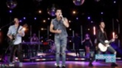 Jonas Brothers Bring It Home With First VMAs Performance in 11 Years | Billboard News