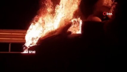 Hareket halindeki otomobil alev alev  böyle yandı