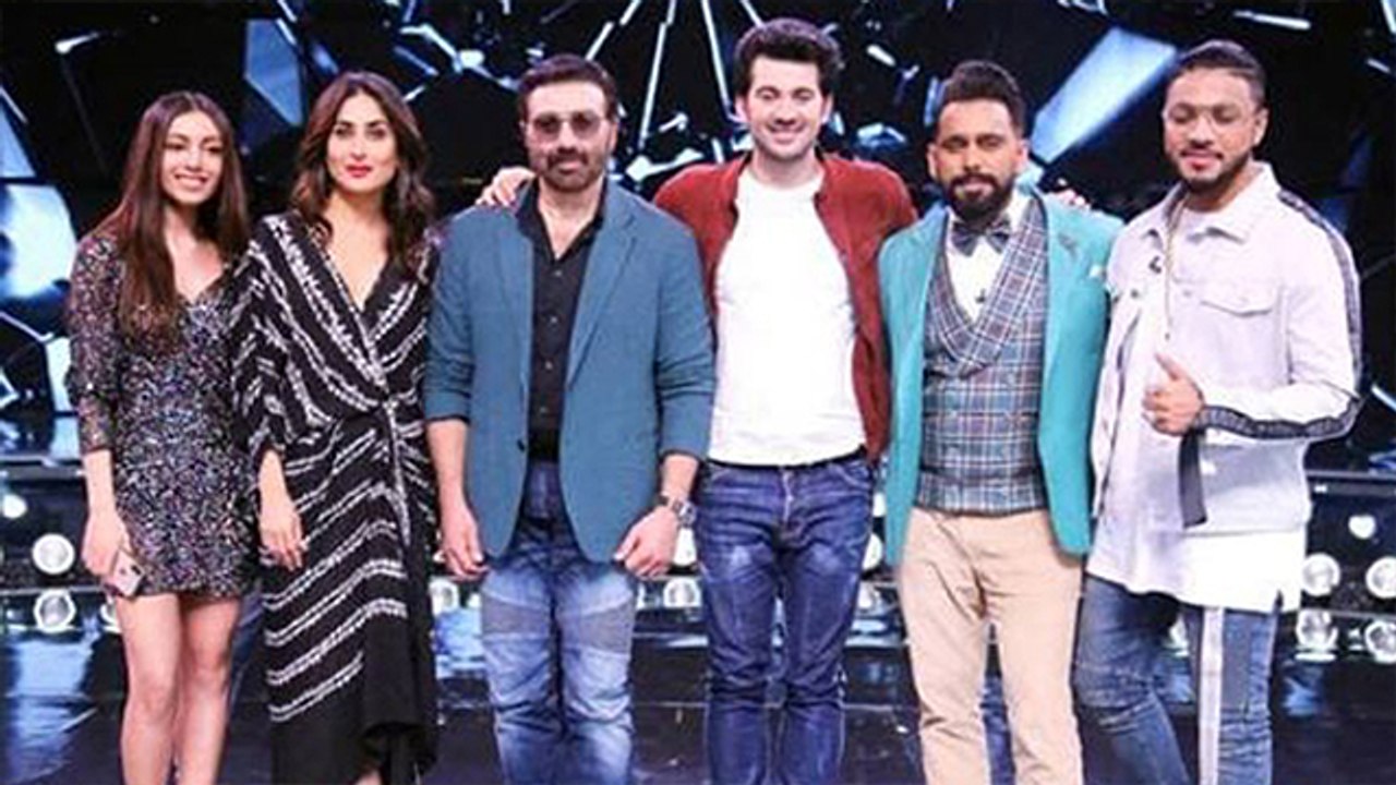 Kareena Kapoor poses with Sunny Deol & his son Karan Deol on Dance India Dance 7 | FilmiBeat