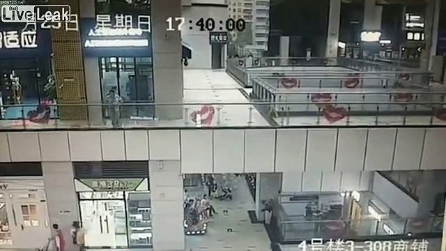 Déluge dans un supermarché quand le toit cède sous la pluie !