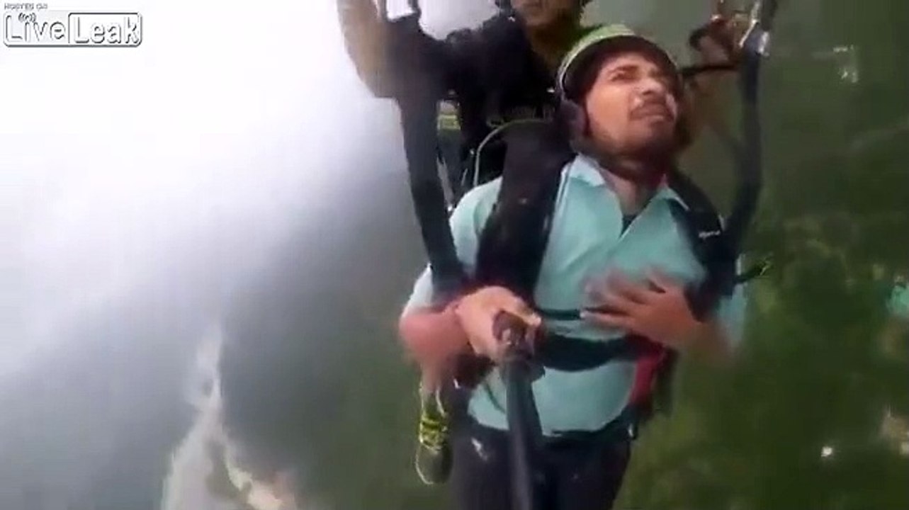 Crise d'angoisse en plein saut en parachute... Son moniteur lui sauve la vie