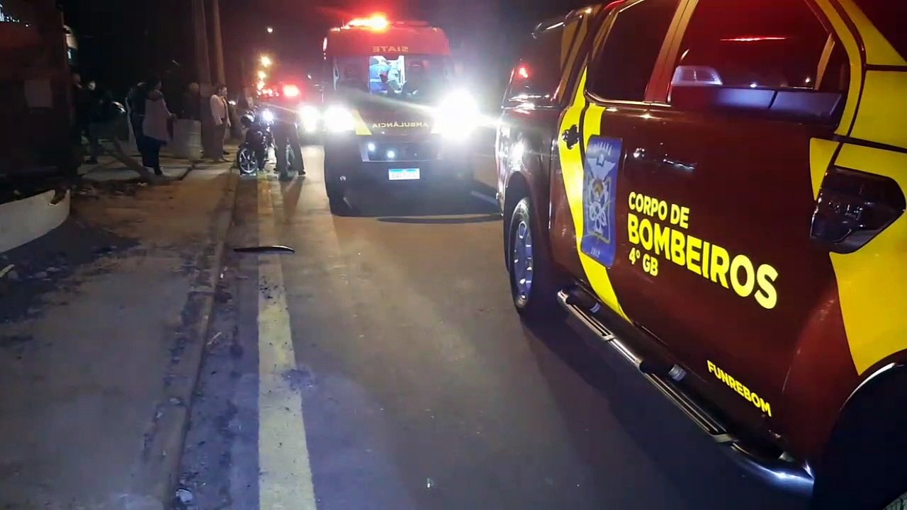 Após colisão com carro, motociclista bate a cabeça em poste e fica gravemente ferido