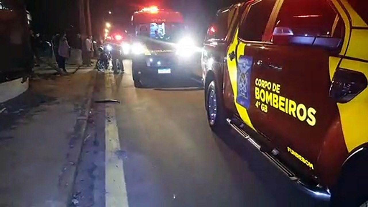 Após colisão com carro, motociclista bate a cabeça em poste e fica gravemente ferido