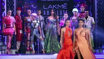Kareena Kapoor Khan Walks The Ramp For Monisha Jaisingh At LFW WF 2018 GRAND FINALE