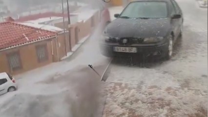 İspanya'da kış aylarını aratmayan dolu yağışı