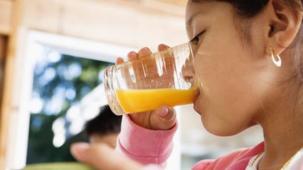 बच्चों को फलों का जूस देना कितना सही ? Fruit Juice for Kids Healthy or Not | Boldsky