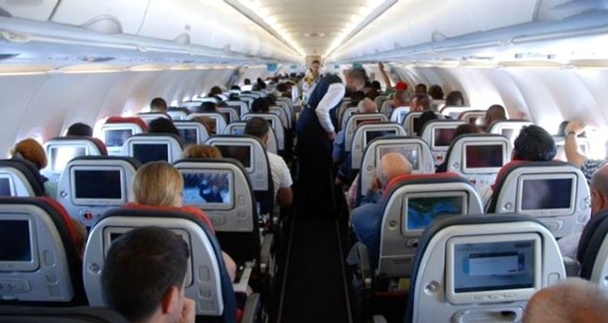 Pilot bayıldı, uçağı pilot olan bir yolcu indirdi