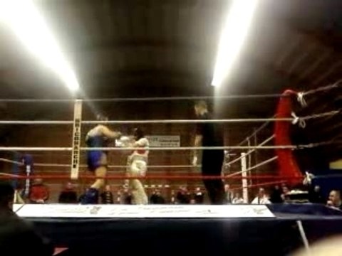 Combat de boxe thailandaise de julian (debut)
