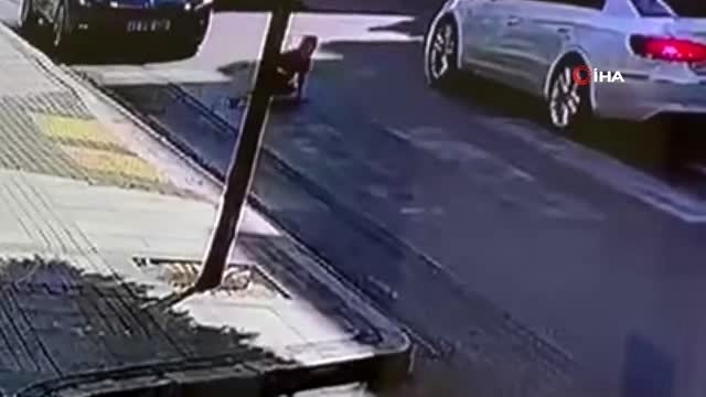 Yaya geçidinden yolun karşısına geçen çocuğa otomobil böyle çarptı