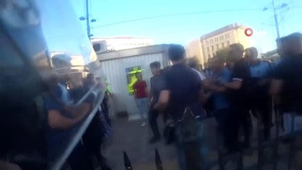 Galata Köprüsü'nde seyyar satıcılar zabıtaya sopayla saldırdı