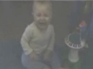 Bébé qui a peur du prout de son père