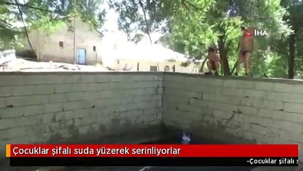 Çocuklar şifalı suda yüzerek serinliyorlar