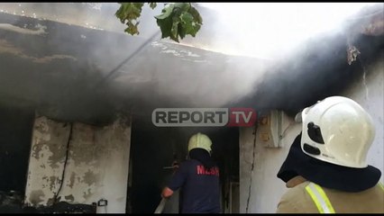 Përfshihet nga flakët një banesë në Lushnje, zjarrfikësit vështirësi në ndërhyrje për shkak të rrugë