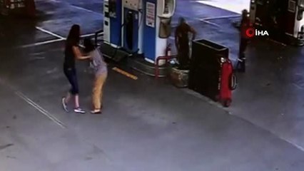 Akli dengesi yerinde olmayan kadının, genç kadını bıçakladığı anlar kamerada