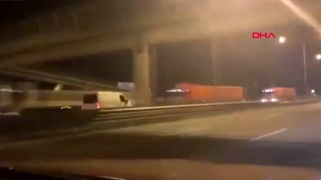 Otobanda ters şeritte seyreden minibüs, tır ile çarpıştı.. o anlar kamerada