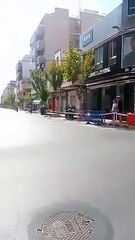 Une voiture d'équipe rate un virage (Tour d'Espagne)