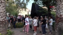 Antalya alyazma anıtı kadın cinayetlerine tepki için siyah örtüyle kapatıldı