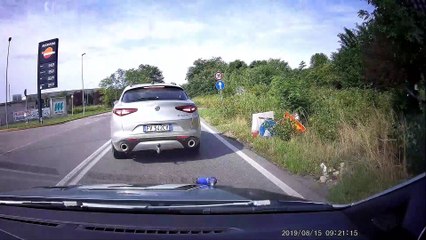 DASHCAM IDIOTI AL VOLANTE ITALY MANCATA PRECEDENZA IDIOTI DELLE 4 FRECCE POSTEGGIO SELVAGGIO