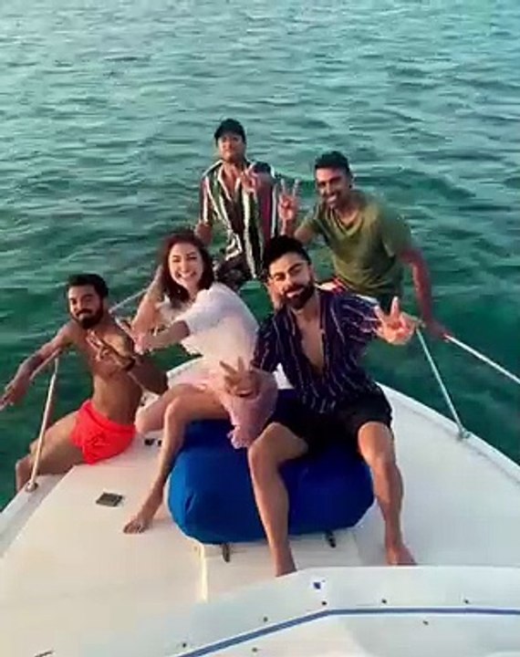 கோலி, மனைவியுடன் பண்ணின காரியத்தை பாருங்க.. வைரல் வீடியோ!