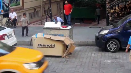 Okul ihtiyaçları ve bisiklet almak için karton toplayıp para biriktirmeye çalıştığı öğrenilen ufaklığa yapılan muhteşem sürpriz